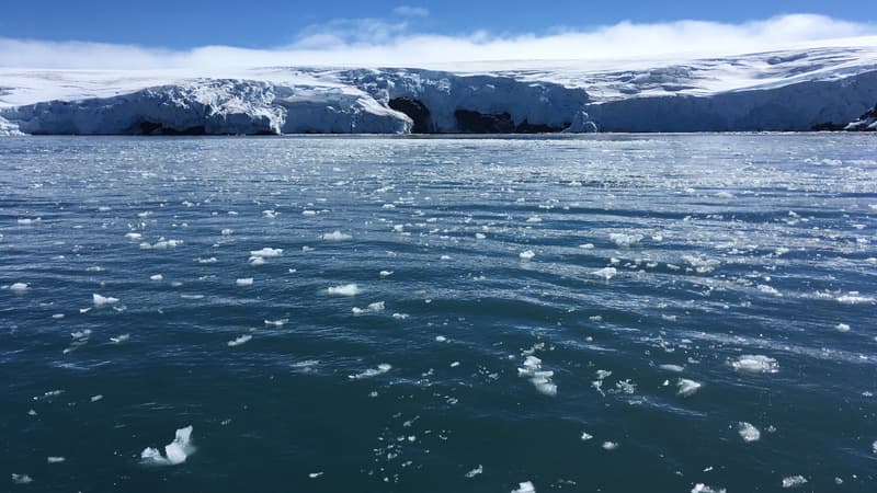 Des blocs de glace détachés d'un glacier en Islande