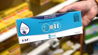 Autotest pour détecter le Covid disponible dans une pharmacie à Brest, le 16 avril 2020