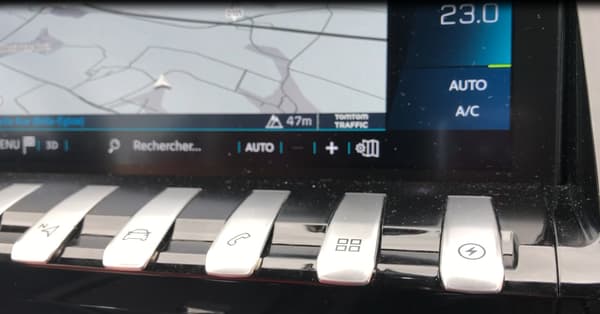 La touche piano avec un éclair permet d'accéder au menu qui regroupe les fonctions autour de la conduite électrique et hybride. 
