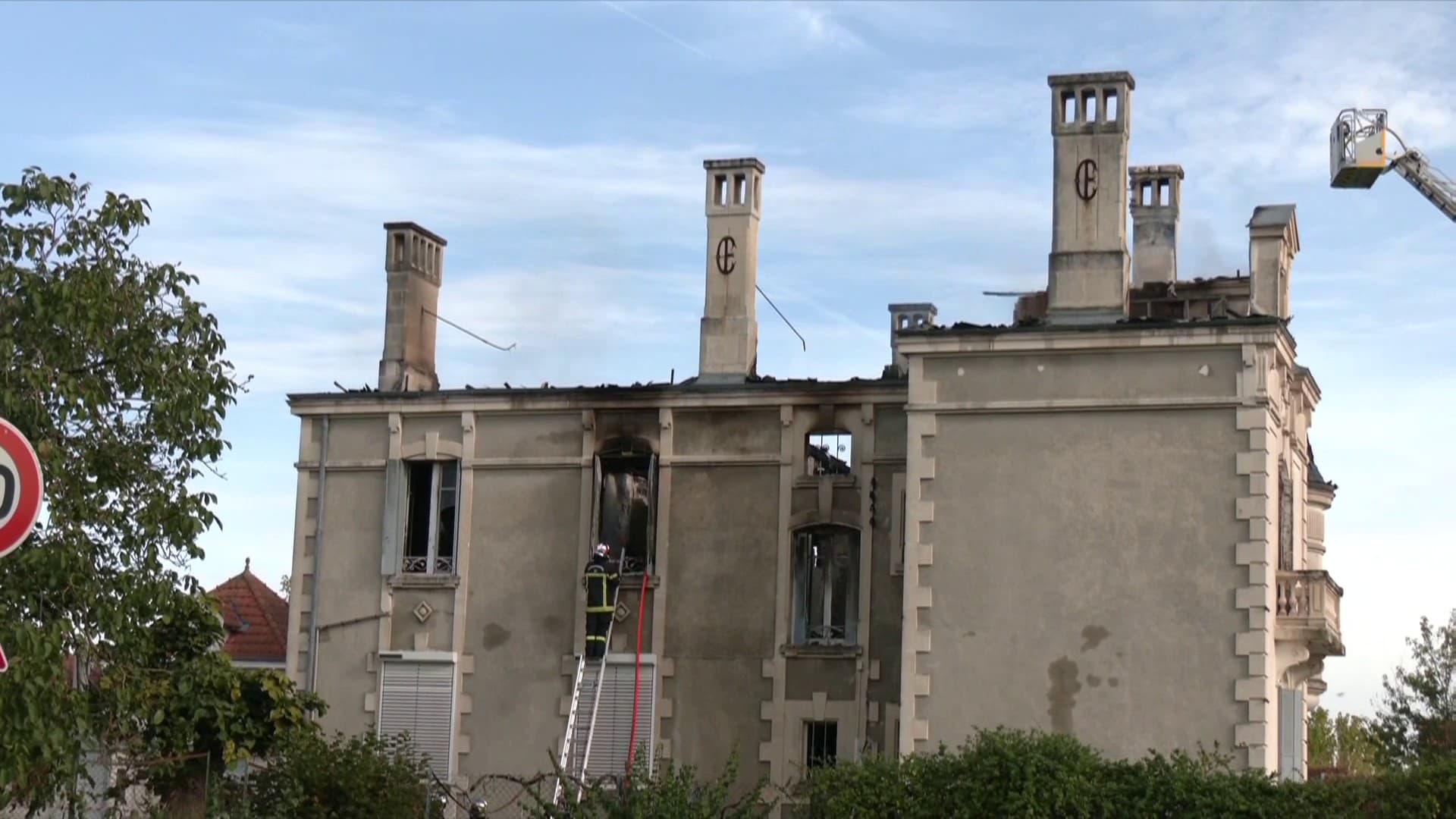 "TOUTES LES HYPOTHÈSES RESTENT ENVISAGÉES": UN MORT DANS LE VIOLENT INCENDIE DU CHÂTEAU DE LA CORDERIE EN GIRONDE