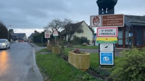 La commune de Saint-Vigor d'Ymonville a distribué sifflets et lampes torches aux 85 ados du village.