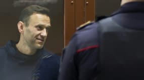 L'opposant russe Alexeï Navalny, dans un box en verre, lors de son procès en diffamation, le 5 février 2021 à Moscou