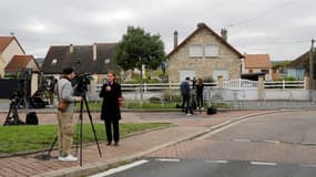 Des journalistes présents devant la maison de l'homme interpellé à Glasgow qui n'est finalement pas Xavier Dupont de Ligonnès, à Limay dans les Yvelines, le 12 octobre 2019