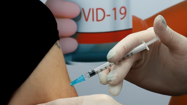 Une personne se fait vacciner contre le Covid-19 à Tel-Aviv, le 23 décembre 2020