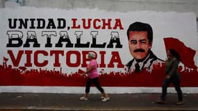Portrait de Nicolas Maduro à Caracas. Les Vénézuéliens élisent ce dimanche un successeur à Hugo Chavez, mort d'un cancer le 5 mars, et son dauphin Nicolas Maduro, président par intérim, a selon les sondages toutes les chances d'accéder au pouvoir suprême.