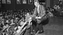 Johnny Hallyday sur la scène de l'Olympia en décembre 1962.