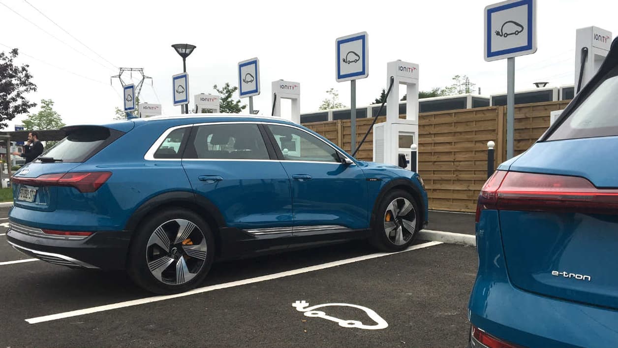 Lors de notre essai, notre voiture a subi une mise à jour logicielle du système de tracking alors qu'elle n'avait pas de réseau. Résultat : une voiture qui ne redémarre pas et qui a nécessité l'intervention d'Audi auprès du prestataire du tracking. La voiture connectée réserve quelques surprises.