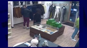 Deux voleurs sur le point de dérober deux parkas dans une boutique d'Amiens 