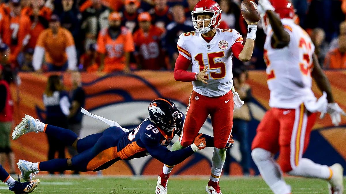 Patrick Mahomes lance sa passe main gauche contre les Broncos en 2018
