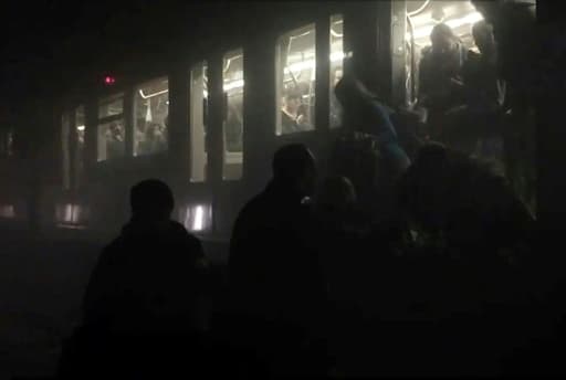 Capture d'écran d'une chaîne de télévision belge montrant l'évacuation des passagers du métro après l'attentat jihadiste à la station Maalbeek le 22 mars 2016 Capture d'écran d'une chaîne de télévision belge montrant l'évacuation des passagers du métro après l'attentat jihadiste à la station Maalbeek le 22 mars 2016