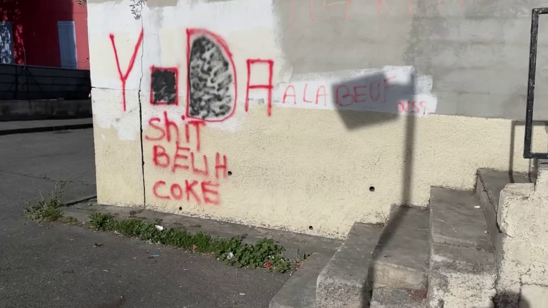 Un gang de trafiquants de drogues, nommé Yoda, s'affiche sur les murs de Marseille Un gang de trafiquants de drogues, nommé Yoda, s'affiche sur les murs de Marseille