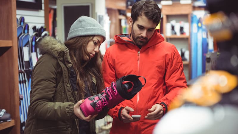 Doudounes, skis, chaussures... Nos conseils pour faire des économies sur le matériel de montagne