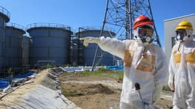 Le ministre de l'Economie japonais visite les réservoirs d'eau contaminée, le 26 août 2013.