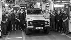 Le 2 millionième Defender, avec l'ingénieur en chef du premier programme Land Rover de 1948 Arthur Goddard en 2015, dans l'usine historique de Land Rover, à Solihull (Grande-Bretagne).