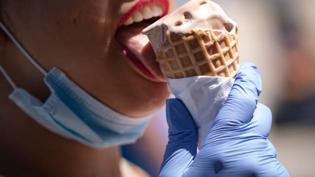 Une femme mange une glace à Ocean City, dans le Maryland, aux États-Unis, le 23 mai 2020 (photo d'illustration)