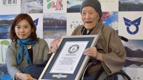 Le Japonais Masazo Nonaka, 112 ans, recevant le certificat du livre Guinness des records d'homme le plus âgé de la planète