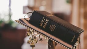 Une Bible posée sur un pupitre. (image d'illustration)