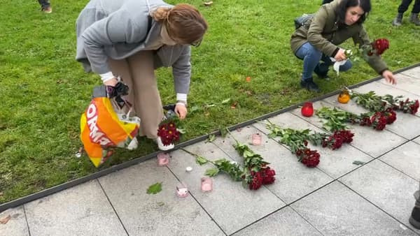 Des fleurs ont été déposées en hommage aux victimes.