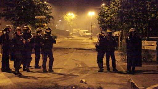 A Grenoble, près de 200 policiers restent mobilisés pour prévenir de nouvelles émeutes après les tirs par arme à feu qui ont visé dimanche soir un car de CRS.