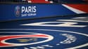 Le logo du PSG lors d'un match au Parc des Princes, le 24 octobre 2020