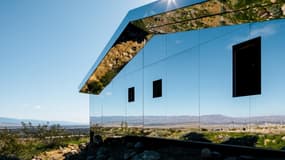 Cette maison est l'oeuvre de l'artiste Doug Aitken. 