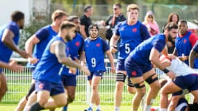 Antoine Dupont porte un casque lors de l'entraînement du XV de France, le 11 octobre 2023, quatre jours avant le quart de finale de la Coupe du monde face à l'Afrique du Sud