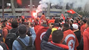 Des supporters tunisiens devant le Parc des Princes