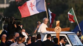 Le pape Léon XIV salue la foule depuis sa papamobile à son arrivée dans le quartier de Tor Vergata, à l'est de Rome, le 2 août 2025.