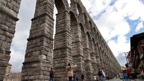 Des personnes passent devant l'Aqueduc de Ségovie (Espagne), le 19 novembre 2022. L'aqueduc a été construit au cours du premier siècle pour acheminer l'eau des sources situées dans les montagnes à 17 kilomètres de la ville. (Photo d'illustration)