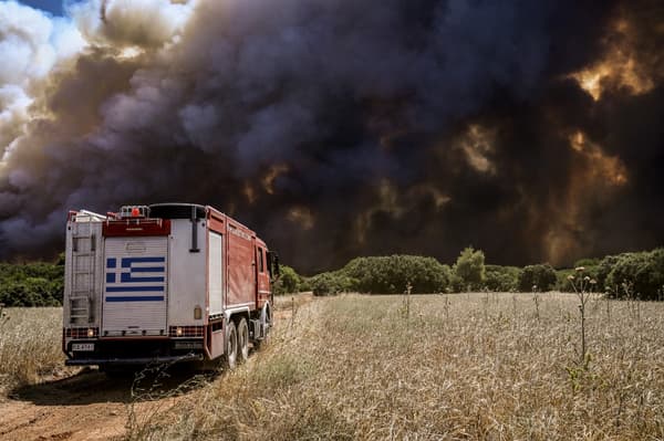 Un camion de pompiers dans la localité de Pournari, à environ 25 km au sud-ouest d'Athènes, en Grèce, le 18 juillet 2023.