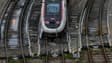 Un train TGV InOui est stationné dans la gare de triage de Charenton-le-pont, pendant une grève des contrôleurs, à Paris, le 16 février 2024
