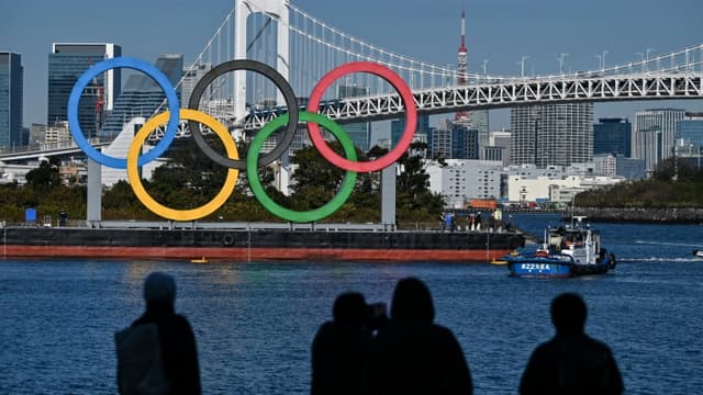 Des anneaux olympiques géants sont réinstallés sur le front de mer, le 1er décembre 2020 à Tokyo