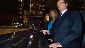 François Hollande et Valérie Trierweiler à New York, sur le site de Ground Zero. Le président français a salué la mémoire des victimes des attentats du 11 septembre 2001. /Photo prise le 25 septembre 2012/REUTERS/Eric Feferberg/Pool