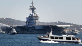 Le porte-avions Charles de Gaulle dans la rade de Toulon, en 2011.