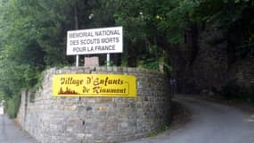 Route d'accès à la communauté catholique de Riaumont, à Liévin, le 22 juin 2001. 