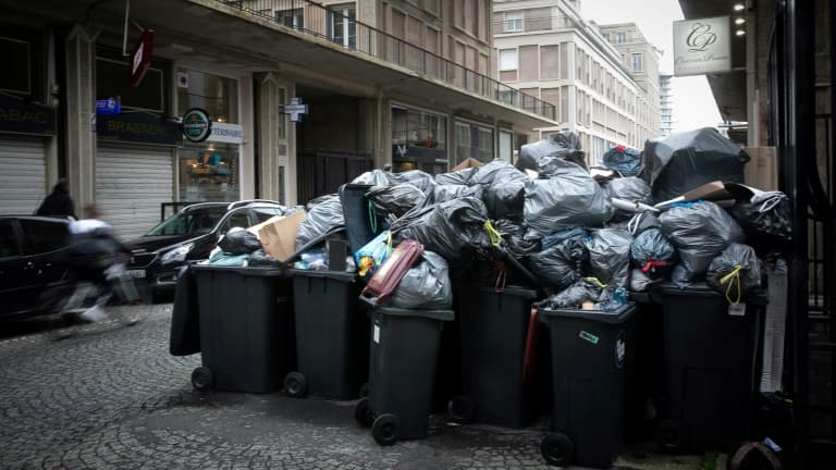 Des poubelles qui débordent sur les trottoirs de Paris, le 18 mars 2023.