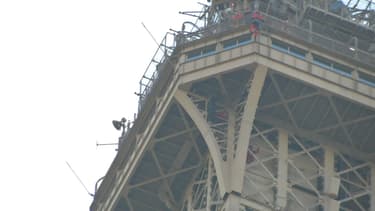 Un homme est resté près de six heures accroché à la tour Eiffel.