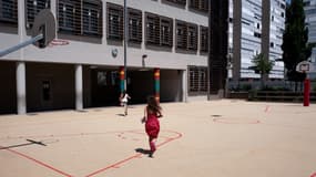 Des enfants dans une cour d'école en pleine canicule à Villeurbanne, le 27 juin 2019