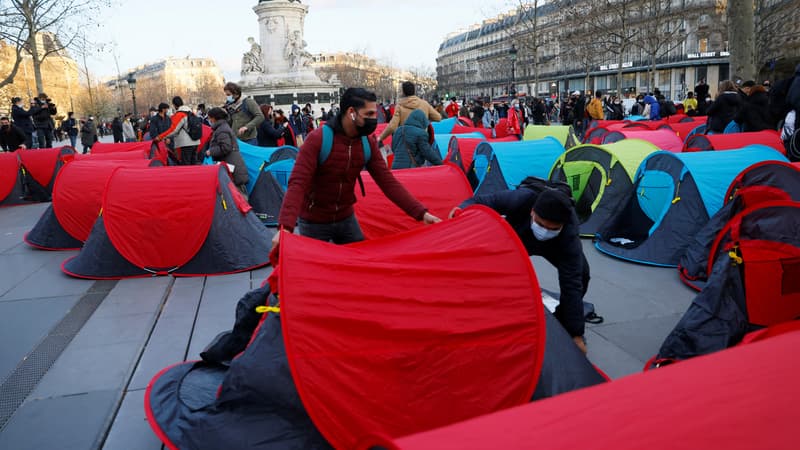Plusieurs centaines d'exilés se sont rassemblés et ont installé jeudi 25 mars, des tentes Place de la République à Paris.