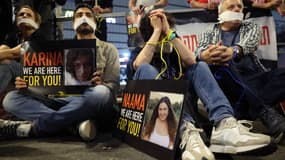 Des manifestants bâillonnés réclament la libération des otages enlevés par le Hamas, à Tel-Aviv le 30 mars 2024