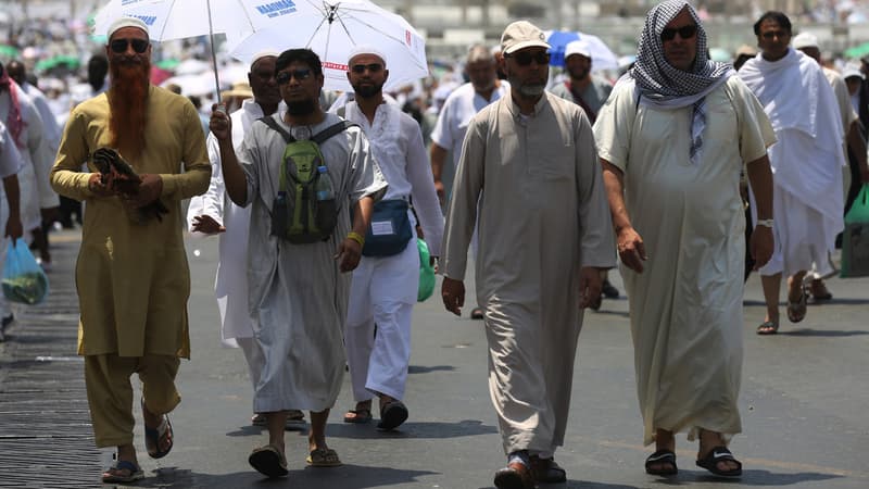 Des fidèles font leur pèlerinage à La Mecque.