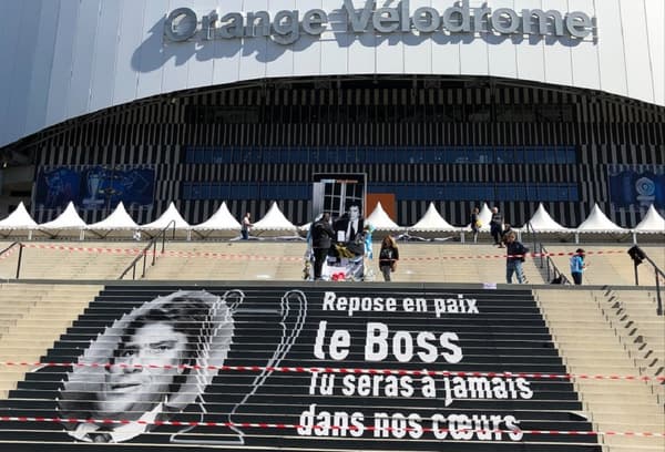 Recueillement devant le Vélodrome 