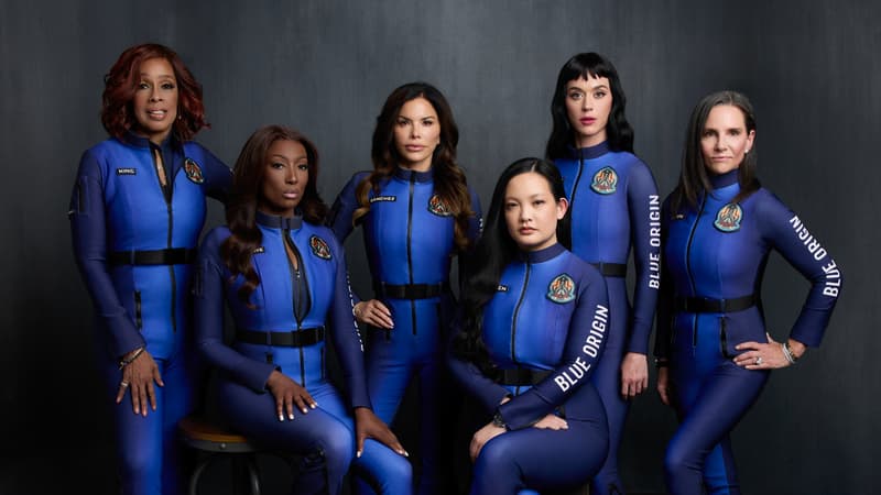 Cette photographie, publiée le 14 avril 2025 par Blue Origin, montre (de gauche à droite) la personnalité de la télévision américaine Gayle King, l'ancienne scientifique bahamo-américaine de la NASA Aisha Bowe, la journaliste américaine Lauren Sanchez, la chercheuse américaine Amanda Nguyen, la chanteuse américaine Katy Perry et la productrice américaine Kerianne Flynn posant dans leurs combinaisons spatiales dans un lieu tenu secret avant la mission suborbitale 100 % féminine à bord de la fusée New Shepard de l'entreprise.