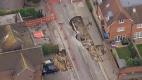 Une partie de la rue principale de la ville de Godstone, en Angleterre, s'est effondrée le 17 février 2025. 