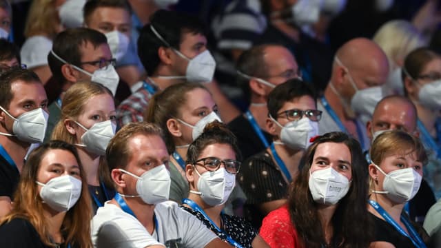 Des spectateurs portent un masque pendant le concert de Tim Bendzko, à Leipzig, le 22 août 2020.