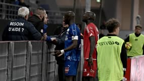 Gouano s'avance vers la tribune dijonnaise