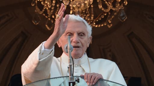 Benoît XVI se présentant une dernière fois aux fidèles sur le balcon de la résidence d'été des papes à Castel Gandolfo, le jeudi 28 février