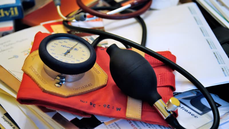 Un tensiomètre dans un cabinet de médecin (photo d'illustration)