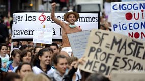 Plus de 2.000 de sages-femmes défilent, le 04 octobre 2011 à Paris.