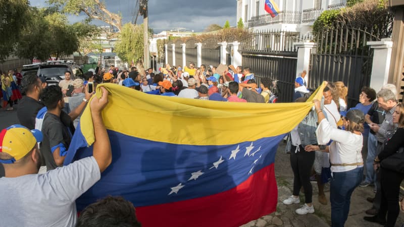 Des Vénézuéliens manifestent contre Nicolas Maduro devant leur ambassade, le 1er mai 2019 au Costa Rica.